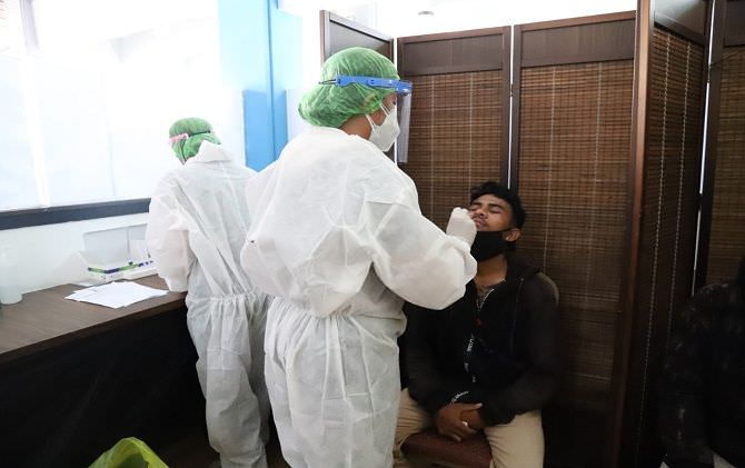 traffic-ke-bali-naik-bandara-tambah-fasilitas-rapid-tes-antigen