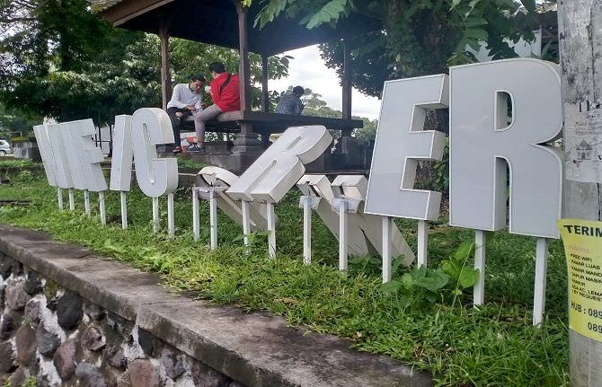 viral-terekam-cctv-sekelompok-remaja-rusak-papan-nama-wifi-corner