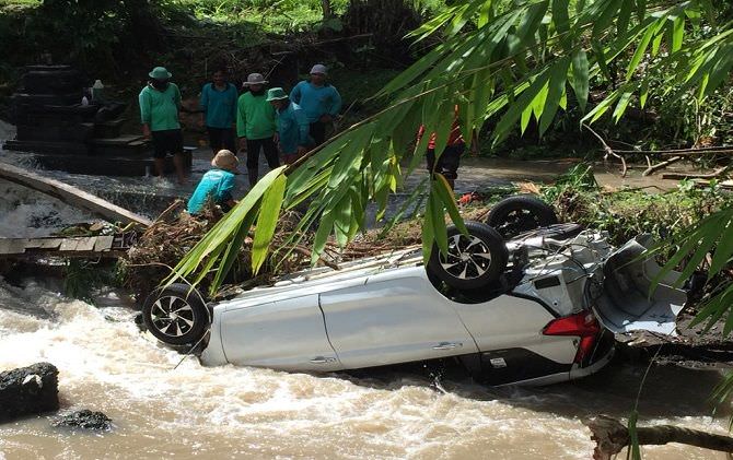 dampak-dahsyat-hujan-lebat-di-badung-air-sungai-meluap-mobil-hanyut