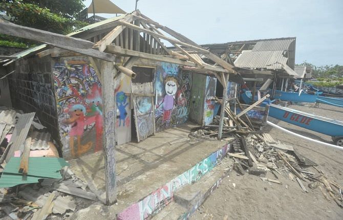 ekstrem-puting-beliung-terjang-pantai-canggu-dampaknya-mengerikan