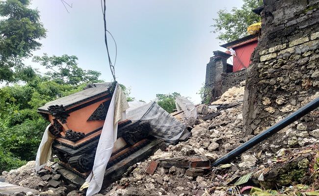hujan-deras-3-pelinggih-pura-pesambiangan-dalem-ped-jimbaran-hancur