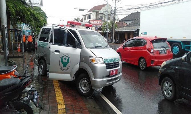 omg-ambulans-diseruduk-mobil-x-over-3-pasien-covid-nyaris-tewas