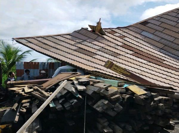 rumah-joglo-haji-madin-roboh-diterjang-hujan-angin-rugi-ratusan-juta
