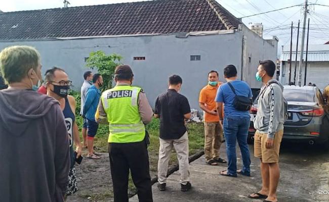tewas-dengan-tiga-luka-tusuk-di-leher-polisi-temukan-helm-ojek-online