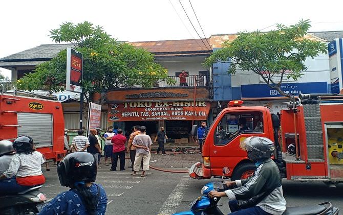 toko-sepatu-di-pasar-anyar-terbakar-tumpukan-sandal-jepit-jadi-korban