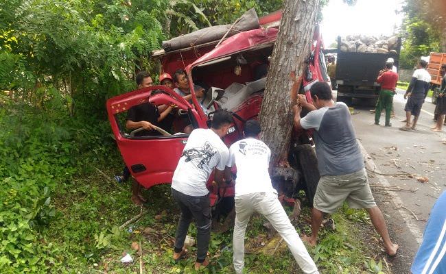 blarr-ban-depan-pecah-oleng-tabrak-pohon-sopir-truk-terjepit