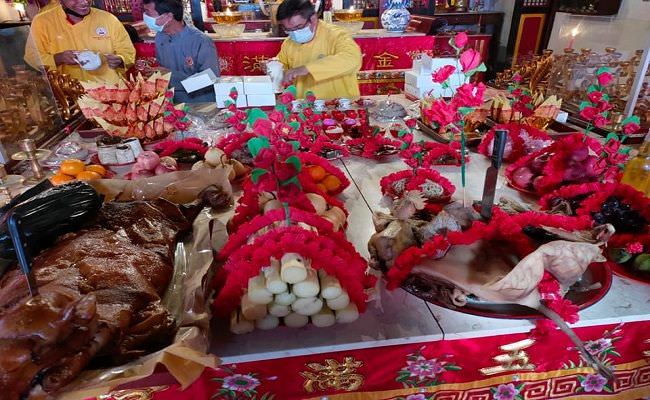 buang-sial-warga-keturunan-tionghoa-gelar-ritual-ci-suak