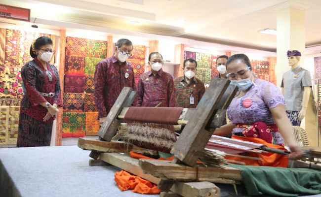 menkumham-yasonna-tertarik-endek-bermotif-aksara-bali-ini-katanya