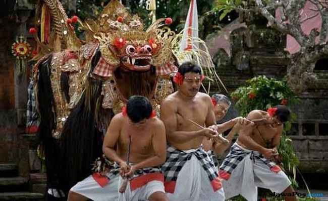 penari-rangda-tewas-diduga-karena-tertusuk-keris