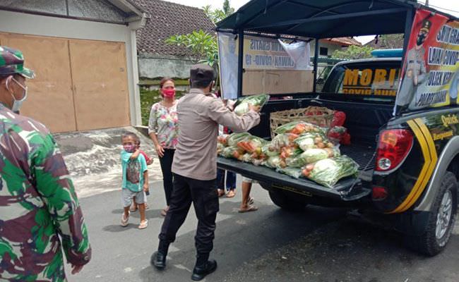 salut-polsek-kediri-razia-prokes-sambil-bagikan-sayuran-gratis
