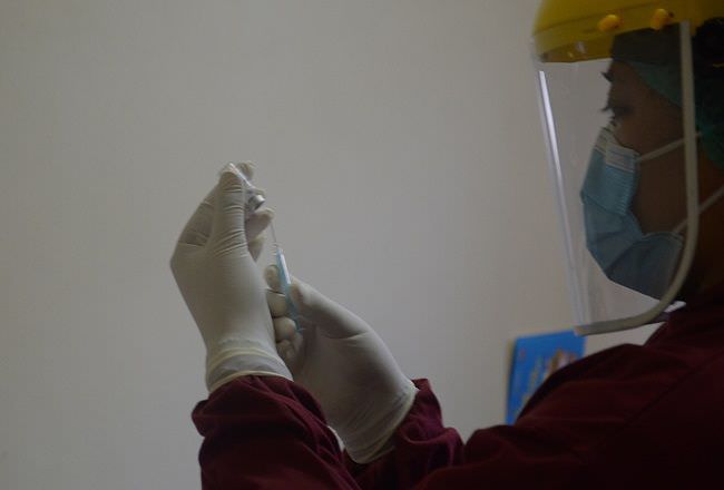 sekolah-tatap-muka-juli-2021-kejar-target-suntik-vaksin-15000-guru