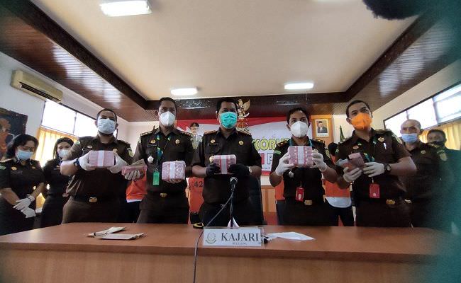 selain-pejabat-uang-korupsi-juga-mengalir-ke-staf-dan-instansi-lain