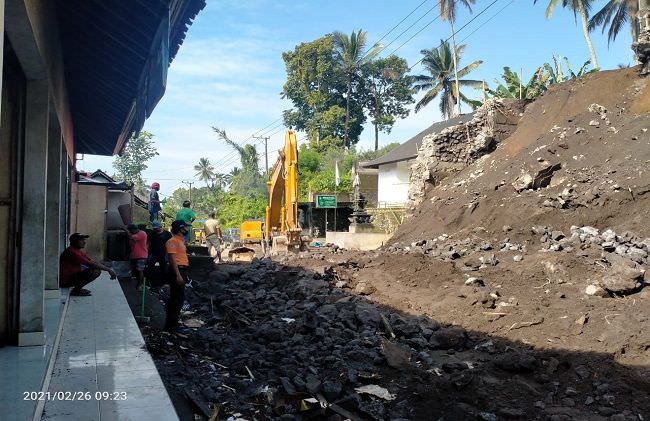 senderan-pura-dadia-jebol-bpbd-kerahkan-alat-berat-dan-dump-truk