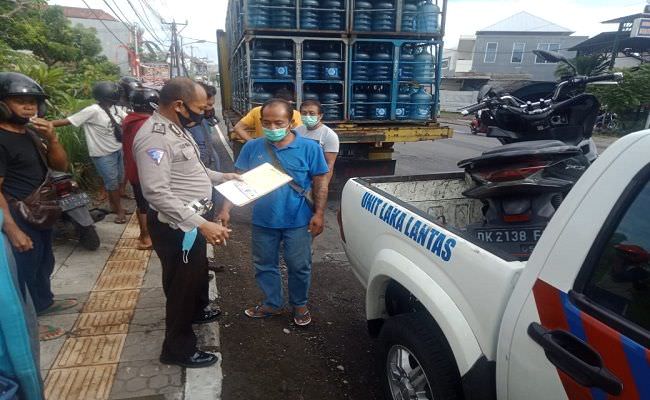 seruduk-truk-air-lagi-parkir-di-bali-warga-lumajang-tewas-mengenaskan
