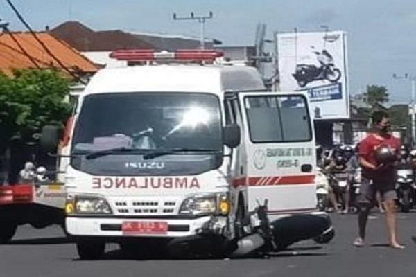 terobos-lampu-merah-ambulans-rsu-negara-senggol-pemotor-di-tabanan