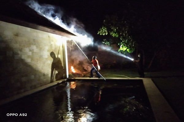 tersambar-petir-vila-beraban-beach-house-di-seltim-tabanan-terbakar