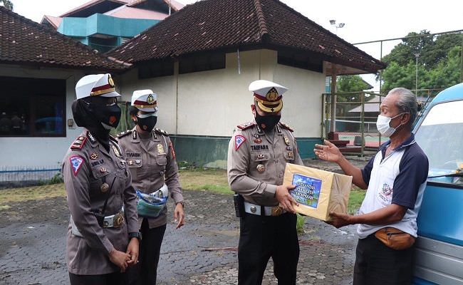 tidak-sekadar-imbauan-sopir-angkot-di-denpasar-dapat-paket-sembako