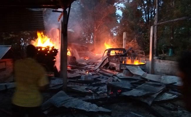 bakar-sampah-gudang-mobil-motor-ludes-terbakar-rugi-ratusan-juta