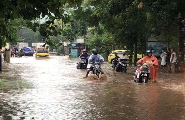 banjir-rendam-rumah-dan-jalan-raya-poros-singaraja-gilimanuk-lumpuh