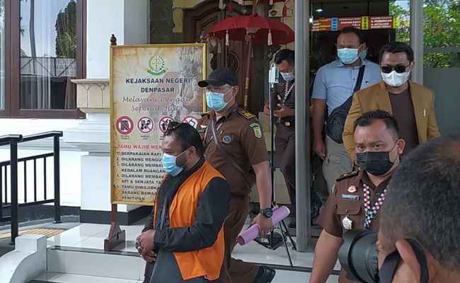breaking-news-oknum-sulinggih-cabul-diborgol-dan-ditahan
