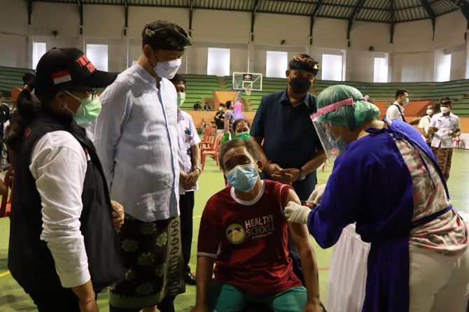 desa-adat-kerobokan-gelar-vaksin-covid-massal