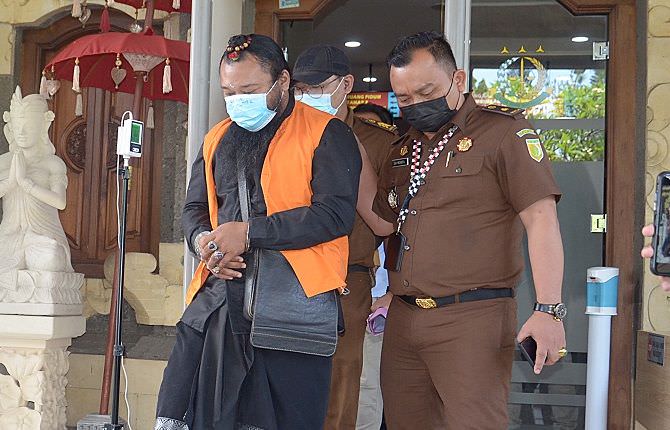 ditahan-jaksa-di-rutan-polda-bali-oknum-sulinggih-cabul-syok-berat