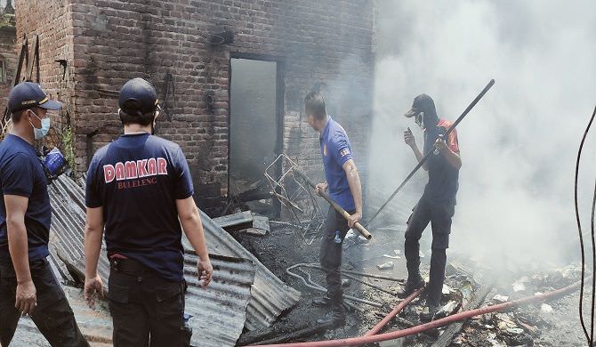 gudang-rongsokan-di-panji-terbakar-pelinggih-pura-dan-motor-hangus