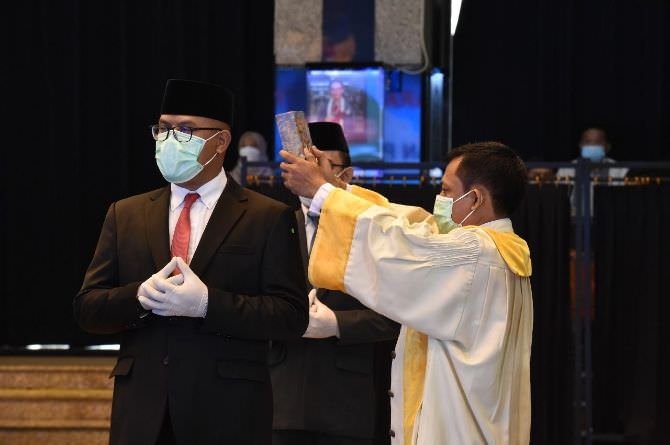 mendikbud-lantik-prof-kun-adnyana-sebagai-rektor-isinbsp