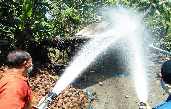 nyepi-gudang-pengovenan-kopra-di-melaya-jembrana-terbakar