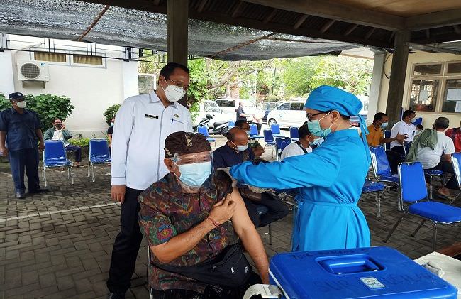 pasca-vaksin-bupati-agus-klaim-kasus-covid-19-serang-nakes-berkurang