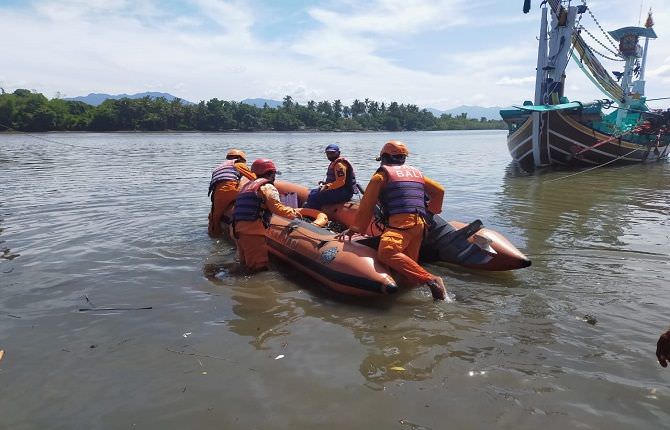 perahu-fiber-kandas-di-pasir-nelayan-perancak-hilang-saat-memancing