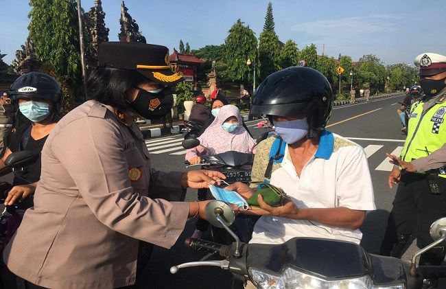 polisi-klungkung-bagi-bagi-masker-nasi-jinggo-ini-pesan-kompol-amy