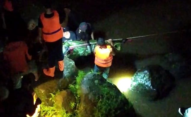 terjun-ke-sungai-nenek-rindit-tewas-ibu-muda-hilang-anak-selamat