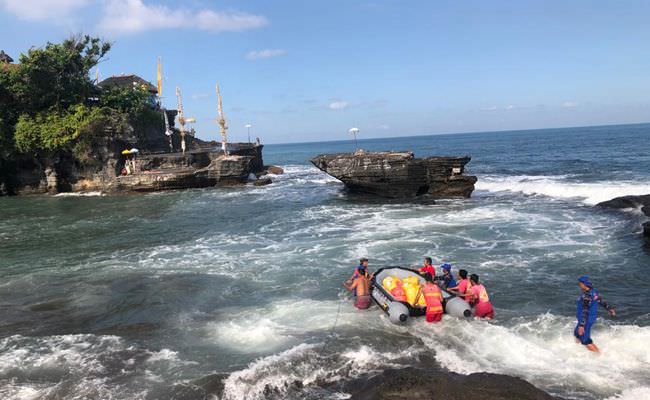 air-laut-pasang-pemedek-pujawali-di-pura-luhur-tanah-lot-naik-perahu