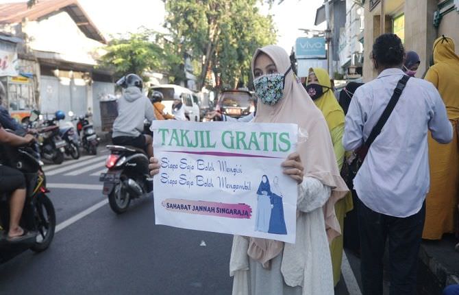 awal-puasa-ramadhan-emak-emak-di-singaraja-bagi-takjil-gratis