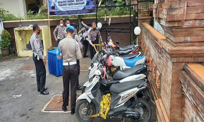 di-bali-pemilik-motor-knalpot-brong-ditilang-dicopot-lalu-digantung