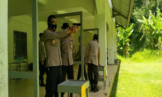 jadi-sasaran-teroris-polisi-klungkung-genjot-latihan-menembak