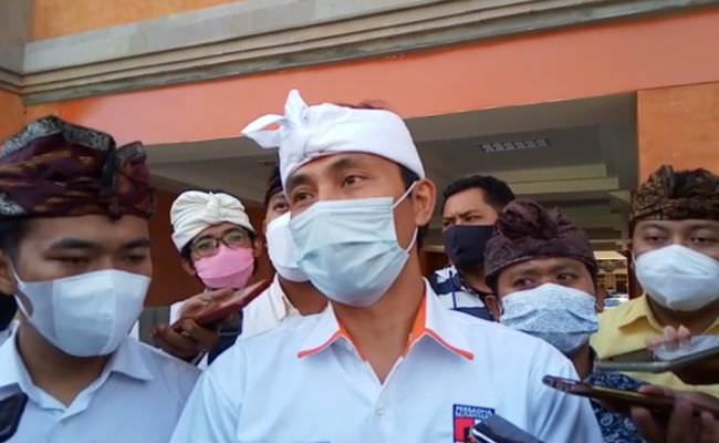masyarakat-bali-geruduk-polda-bali-soal-ceramah-desak-made-darmawati