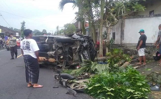 ngebut-pikap-tabrak-pemotor-hingga-tewas-lalu-terbalik-hantam-mahoni