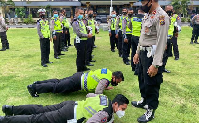 rambut-tak-rapi-anggota-polisi-klungkung-dihukum-push-up