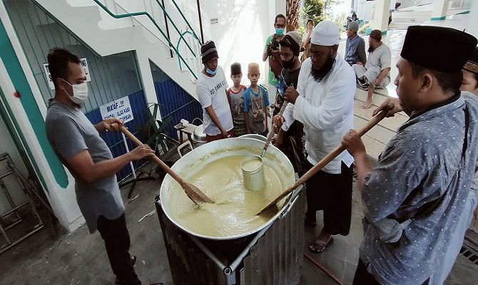 siapkan-bubur-arab-untuk-berbuka-dibagikan-ke-jemaah-warga-sekitar