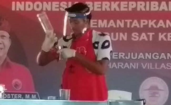 terinspirasi-dari-pura-bartender-ini-campur-arak-nanas-dan-kelapa