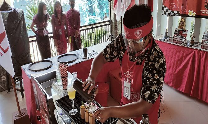 ubah-arak-bali-jadi-cocktail-nano-nano-ini-trik-bartender-kawakan-ini
