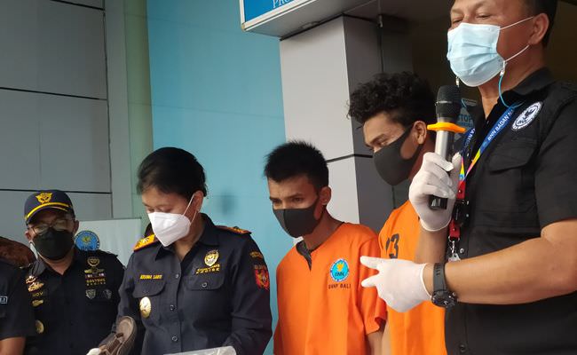 2-pria-aceh-ditangkap-di-bali-karena-selundupkan-sabu-1-kilo-di-sandal