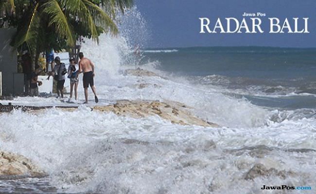 bbmkg-warning-potensi-gelombang-tinggi-di-selat-bali-dan-lombok