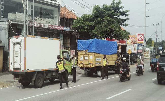 belasan-kendaraan-dari-denpasar-diperiksa-di-pos-penyekatan-ketewel