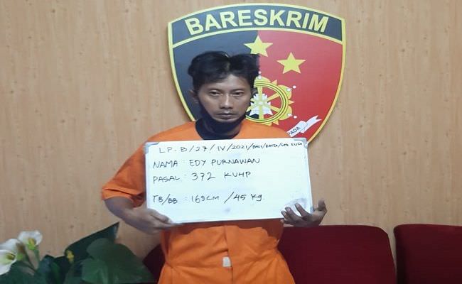 bermula-kenalan-di-medsos-pria-ini-tega-bawa-kabur-hp-teman-kencan