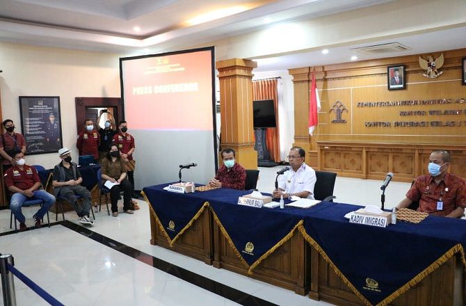 dibikin-bule-kanada-meradang-koster-janji-sikat-bule-tak-tertib