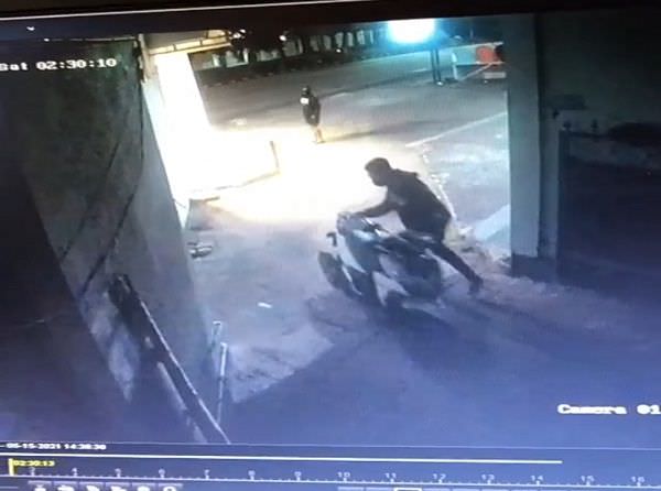 dua-pria-misterius-terekam-kamera-cctv-curi-motor-di-sunset-road-kuta