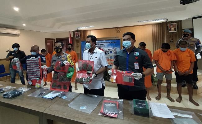ibu-rumah-tangga-ditangkap-karena-sembunyikan-narkoba-di-toilet-rumah